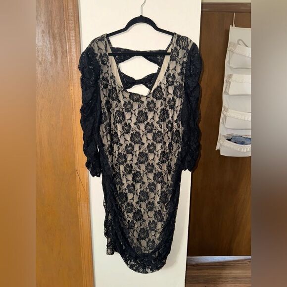 Torrid size 4 slouch dress and puffy sleeves rose tan and black dress - Picture 2 of 4